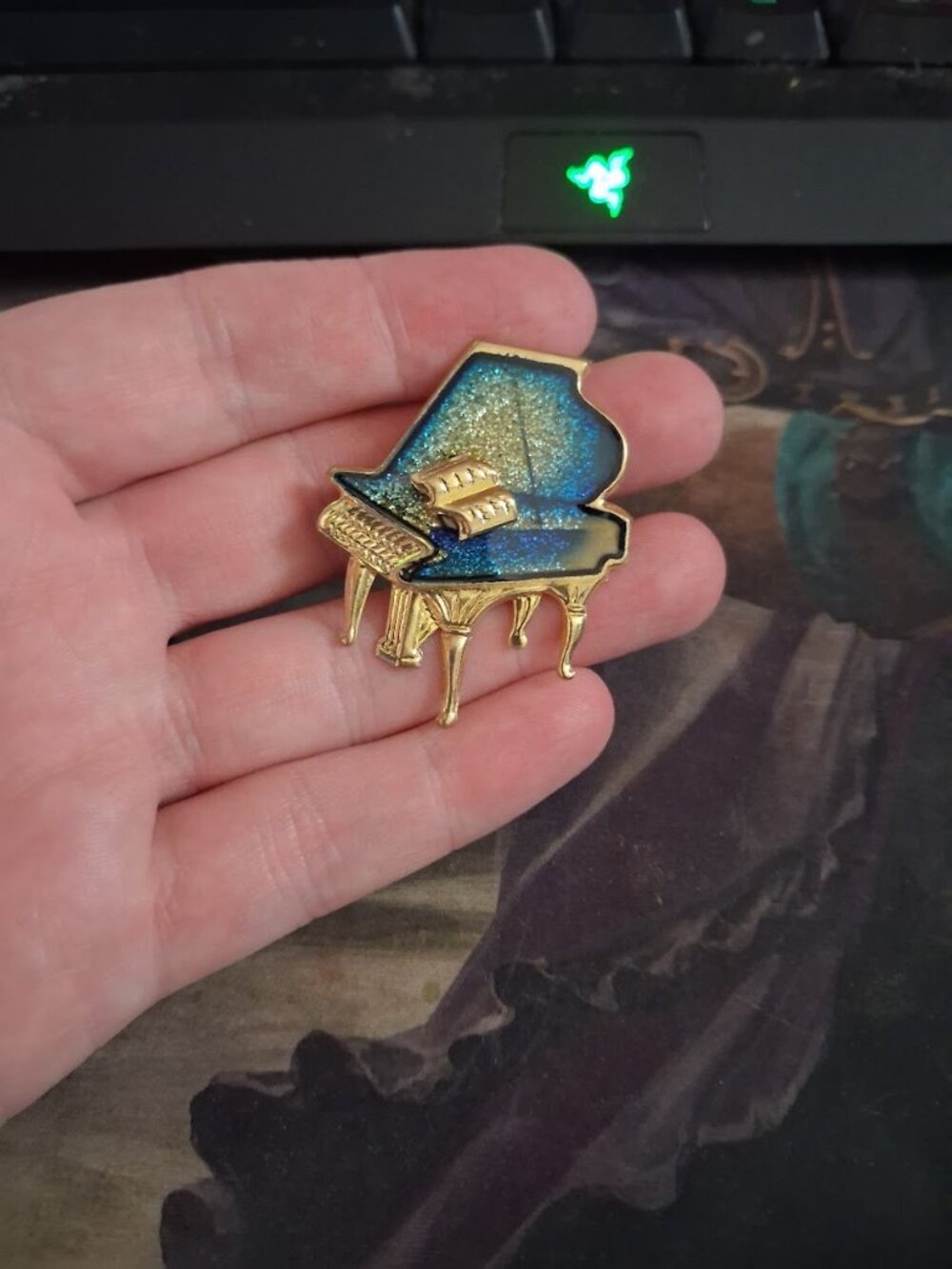Piano brooch